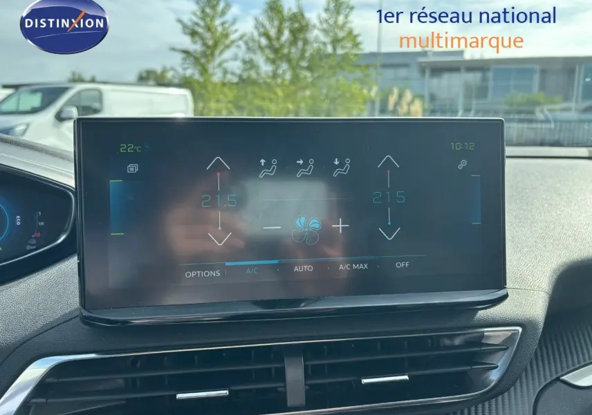 Écran tactile central de la Peugeot 3008 1.6 Hybrid 225ch en gris platinium, affichant la climatisation à 21,5°C.