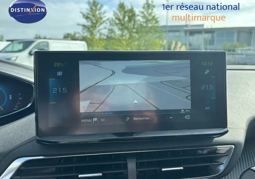 Vue intérieure du tableau de bord du Peugeot 3008 hybride, écran tactile avec navigation et commandes climatiques visibles.