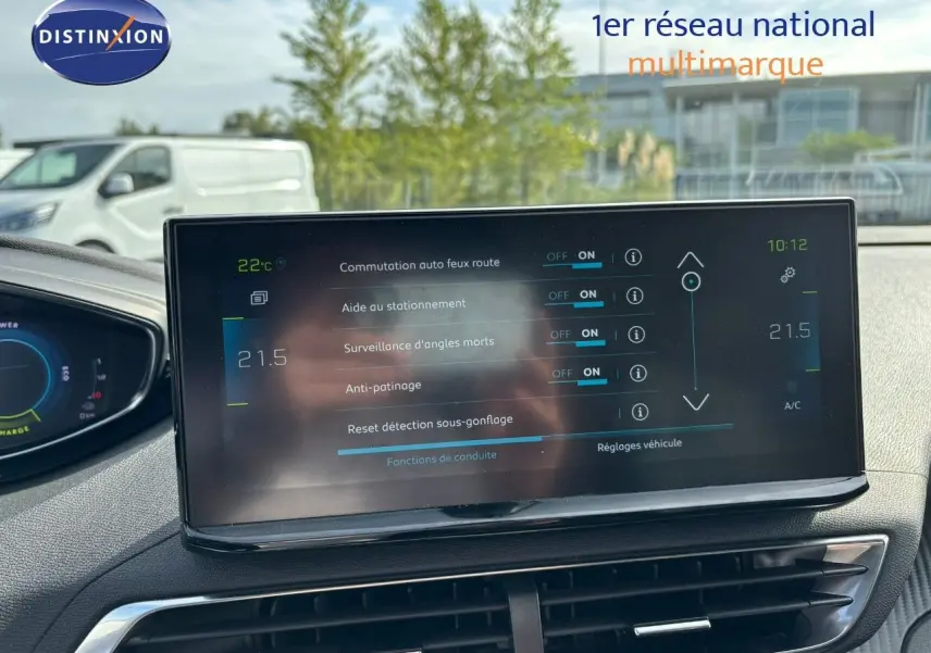 Écran central tactile du Peugeot 3008 gris platinium, affichant les aides à la conduite, vue intérieure frontale.