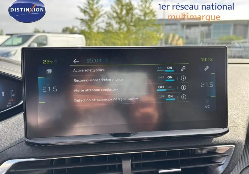 Vue intérieure centrée sur l'écran tactile du tableau de bord du Peugeot 3008 gris platinium, affichant les réglages de sécurité.