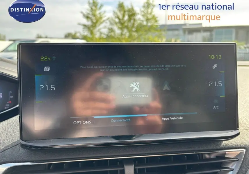 Écran tactile central du Peugeot 3008 gris platinium, affichant la connectivité des applications, vue intérieure avant.