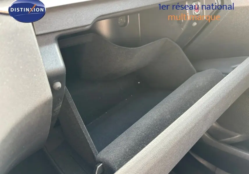 Gros plan sur la boîte à gants ouverte de la Peugeot 3008 1.6 Hybrid 225ch, intérieur noir.