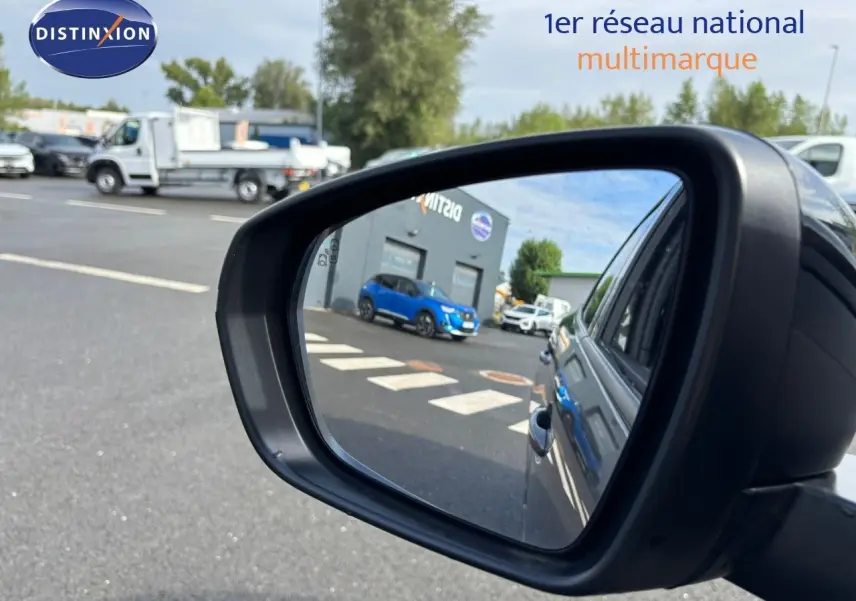 Rétroviseur côté droit reflétant la carrosserie gris platinium métallisé du Peugeot 3008 hybride rechargeable 2022.