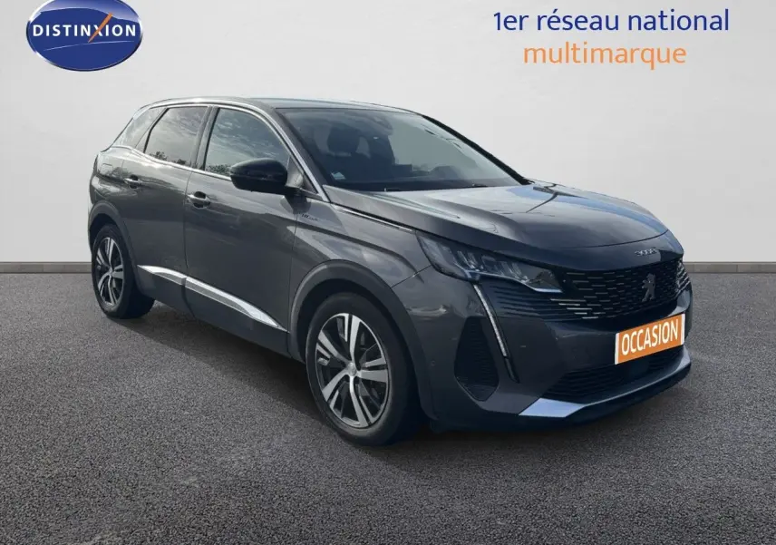 Peugeot 3008 hybride gris platinium en 3/4 avant droit, avec calandre noire et jantes bi-ton.