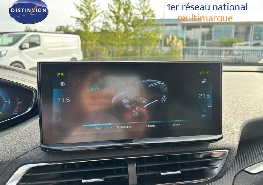Écran tactile central affichant les données hybrides du Peugeot 3008 gris platinium, vue intérieure avant.