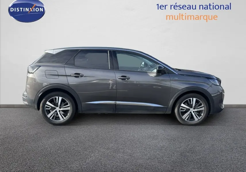 Peugeot 3008 gris platinium métal en profil droit, soulignant ses jantes alliage et lignes modernes.