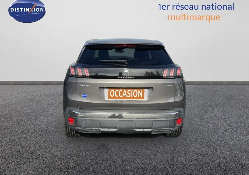 Vue arrière d'un Peugeot 3008 gris platinium métal de 2022 avec feux LED distinctifs et plaque "OCCASION".