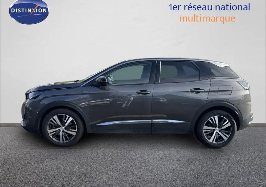 Vue de profil côté gauche du Peugeot 3008 1.6 Hybrid gris platinium métallisé avec jantes bi-ton et lignes chromées.