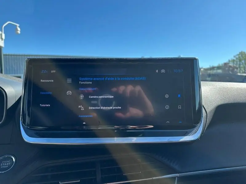 Écran tactile central du tableau de bord du Peugeot 2008 2025 affichant les aides à la conduite par temps ensoleillé.