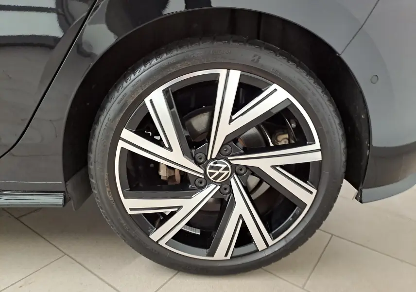 Gros plan sur la jante alliage Bergamo 18 pouces bicolore de la Volkswagen Golf noire intense nacrée, côté arrière droit.