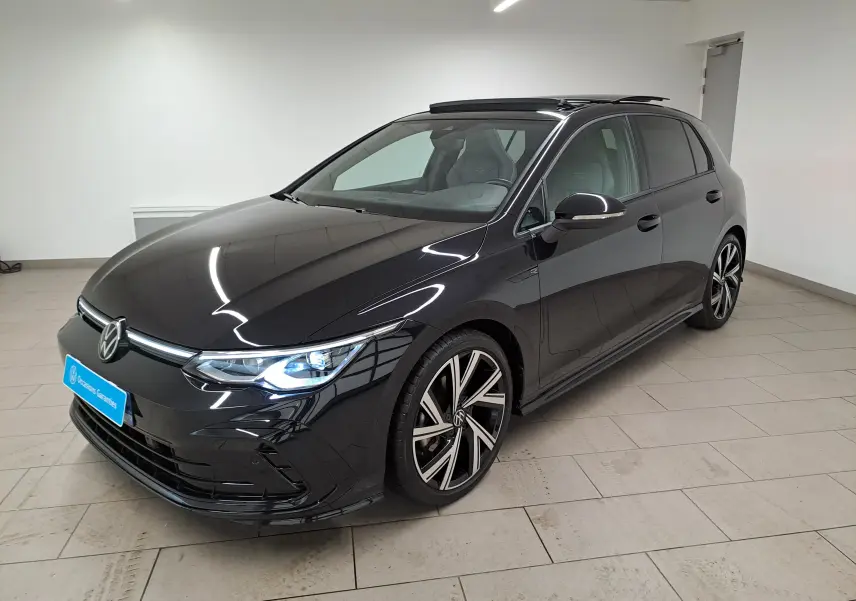Volkswagen Golf 1.5 eTSI 150 DSG7 R-Line noir intense nacré vue 3/4 avant avec jantes alliage Bergamo et toit ouvrant.