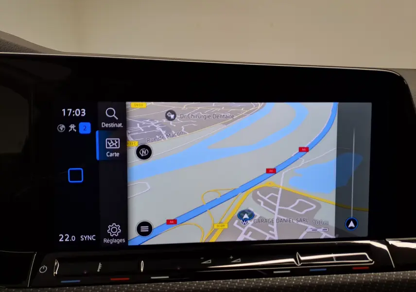 Écran tactile intérieur de la Volkswagen Golf 2023 affichant la navigation avec carte en couleurs et commandes tactiles.