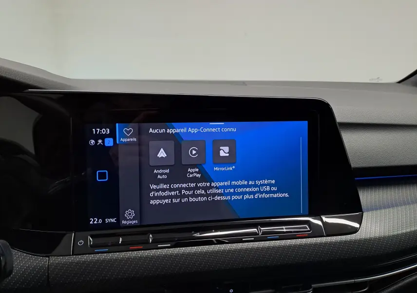 Vue intérieure du tableau de bord de la Volkswagen Golf 2023 noir intense nacré, écran tactile central affichant App-Connect.