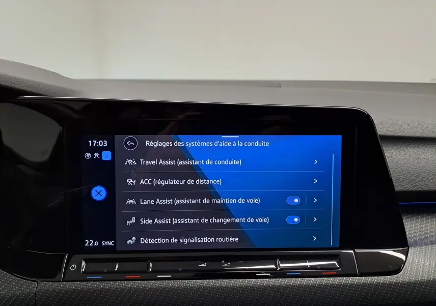 Écran tactile central de la Volkswagen Golf 1.5 eTSI 2023 affichant les réglages des aides à la conduite.
