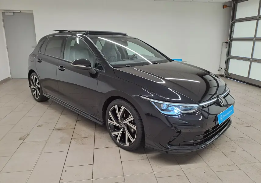 Volkswagen Golf 1.5 eTSI 150 R-Line noir intense nacré vue 3/4 avant avec toit ouvrant et jantes Bergamo 18 pouces.