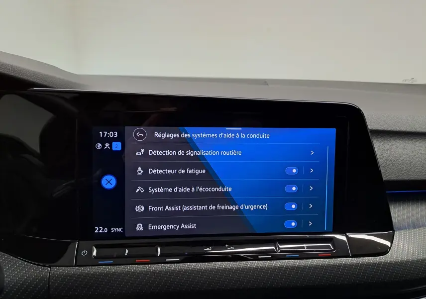 Écran tactile central de la Volkswagen Golf 1.5 eTSI 2023 affichant les réglages des aides à la conduite.