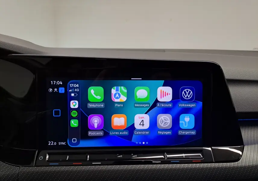 Écran tactile central de la Volkswagen Golf 1.5 eTSI 150 DSG7 R Line noir intense nacré affichant Apple CarPlay.