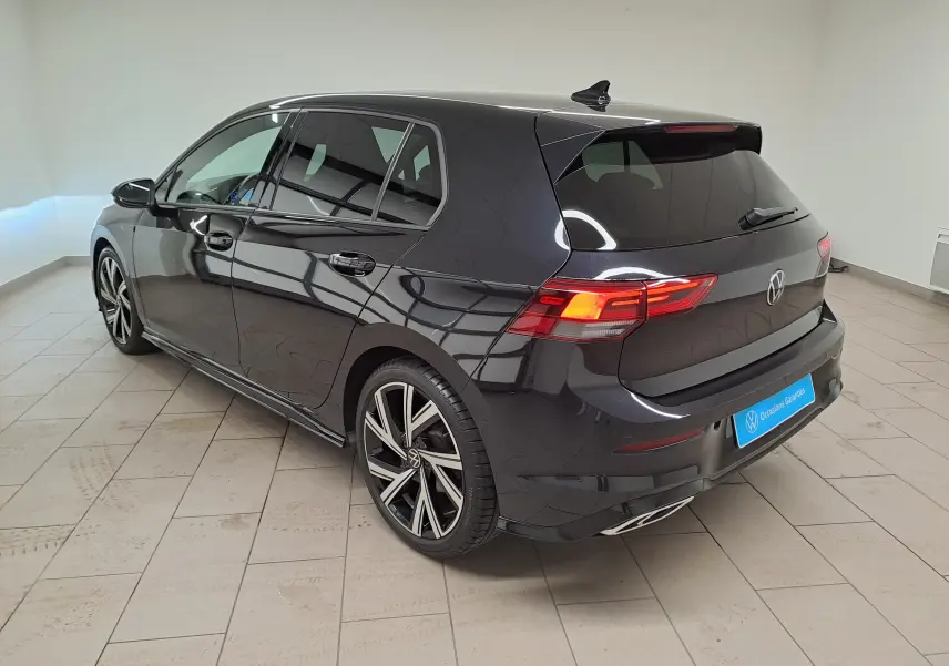Vue 3/4 arrière droite d'une Volkswagen Golf noire intense nacrée avec jantes alliage et toit ouvrant électrique.
