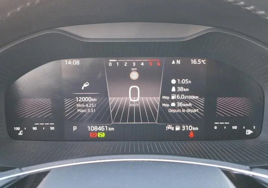Tableau de bord numérique du Skoda Karoq 2.0 TDI bleu, affichage central avec vitesse et informations de conduite.