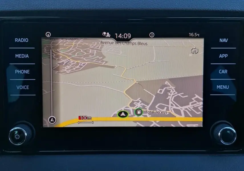 Écran tactile multimédia du Skoda Karoq 2026 affichant une carte de navigation avec options latérales.