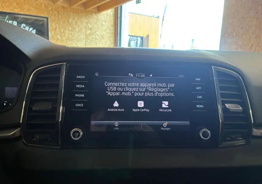Écran tactile multimédia central du Skoda Karoq 2023 avec interface Bluetooth et options connectivité USB.
