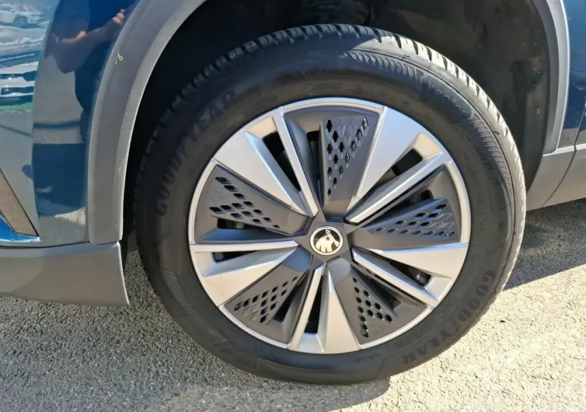 Gros plan sur la jante alu 17'' gris argent et noir du côté avant droit d’un Skoda Karoq bleu 2026.