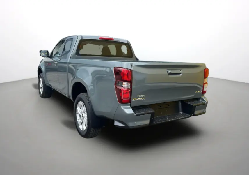 Vue 3/4 arrière gauche d'un Isuzu D-MAX 2.2 TD 164 Space Evolution vert Inishmore métallisé avec jantes alu 18 pouces.