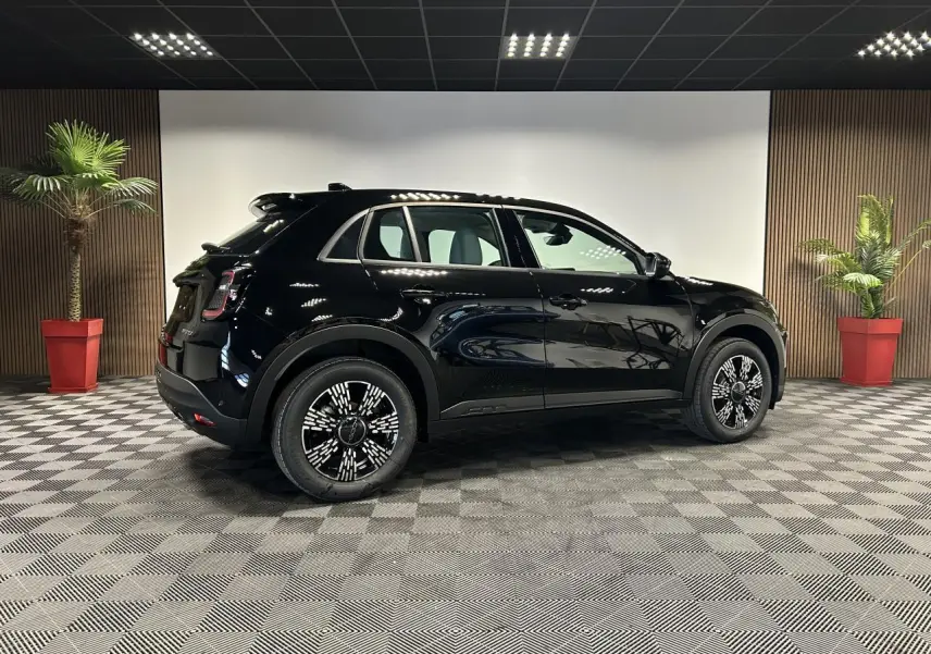 Vue de profil côté gauche du FIAT 600 noir brillant avec jantes alliage 17'' et feux arrière LED.