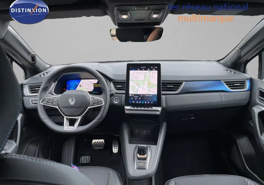 Intérieur avant du Renault Symbioz 2026, tableau de bord noir avec écran tactile vertical et volant multifonction.