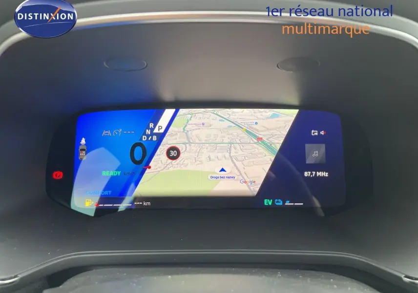 Affichage numérique du tableau de bord Renault Symbioz gris cassiopée, montrant la navigation et la vitesse à 0 km/h.