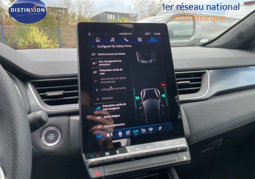 Vue intérieure du tableau de bord du Renault Symbioz gris Cassiopée, avec écran tactile central affichant les aides à la conduite.