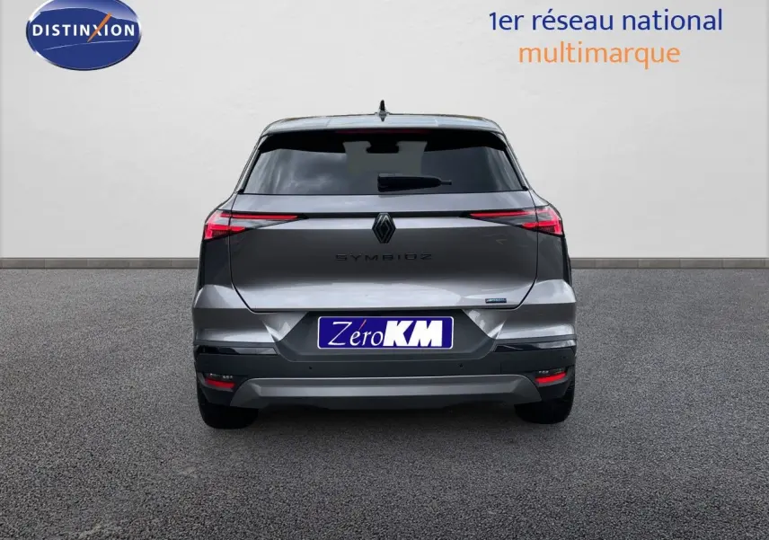 Vue arrière d'une Renault SYMBIOZ gris cassiopée métal 2026 avec feux LED fins et plaque Zero KM.