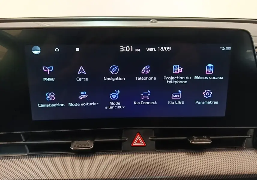 Écran tactile central du tableau de bord du Kia Sportage 2022 affichant les options connectées et de navigation.