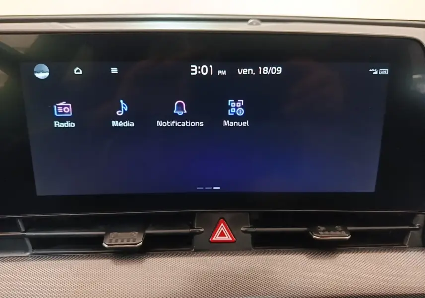 Écran tactile central du tableau de bord du Kia Sportage 2022, affichage des options multimédias à l'avant.