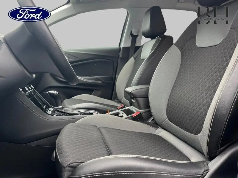 Vue intérieure côté conducteur de l'Opel Grandland X 2020 avec sièges tissu noir et gris et console centrale noire.