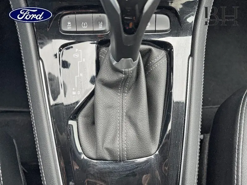 Le levier de boîte automatique noir de l'Opel Grandland X 1.5 D Elite vu en gros plan intérieur.