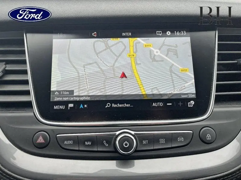 Écran tactile central avec navigation GPS dans un Opel Grandland X 2020 gris Quartz au tableau de bord.