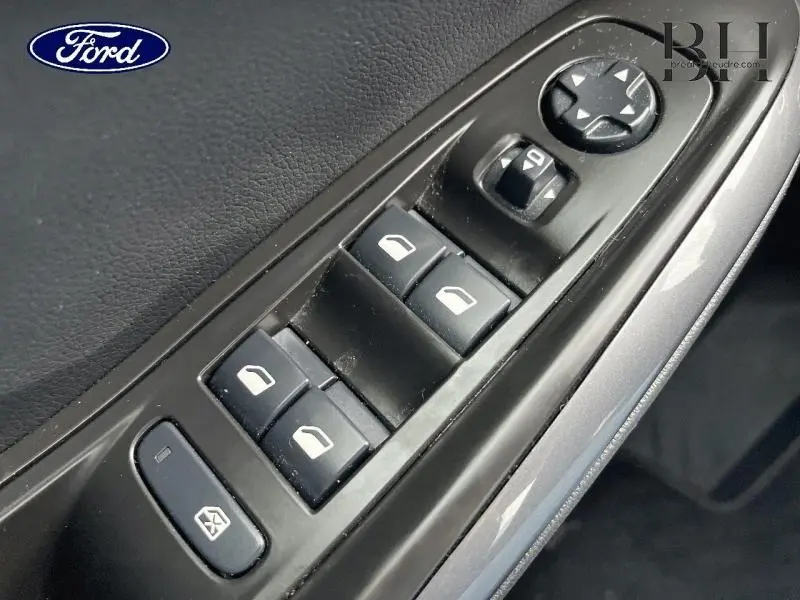 Gros plan sur les commandes de lève-vitres et rétroviseurs noirs côté conducteur d'un Opel Grandland X 2020.