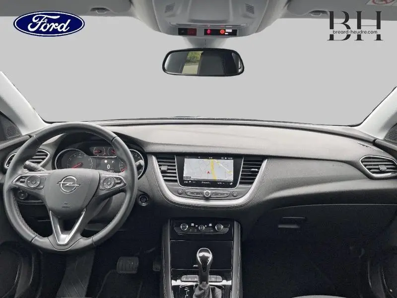 Tableau de bord et volant cuir de l'Opel Grandland X 2020 avec écran tactile et navigation visible de face.