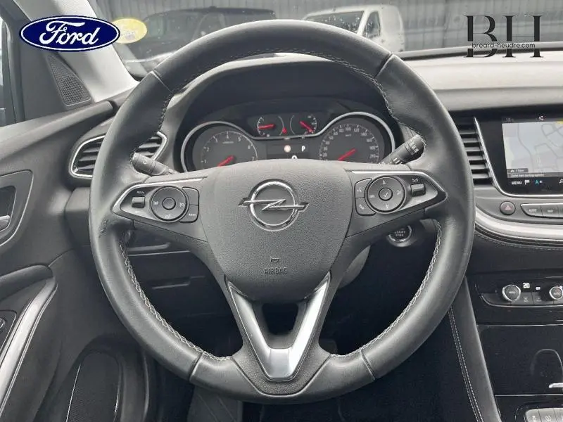 Volant cuir multifonction Opel Grandland X 2020 vu de face, avec tableau de bord et écran tactile visibles.