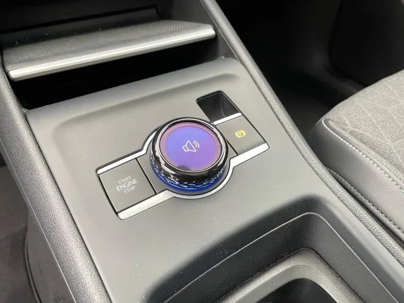 Gros plan sur la molette de commande centrale et bouton Start/Stop du Volkswagen Tiguan 2025, intérieur noir et tissu anthracite.