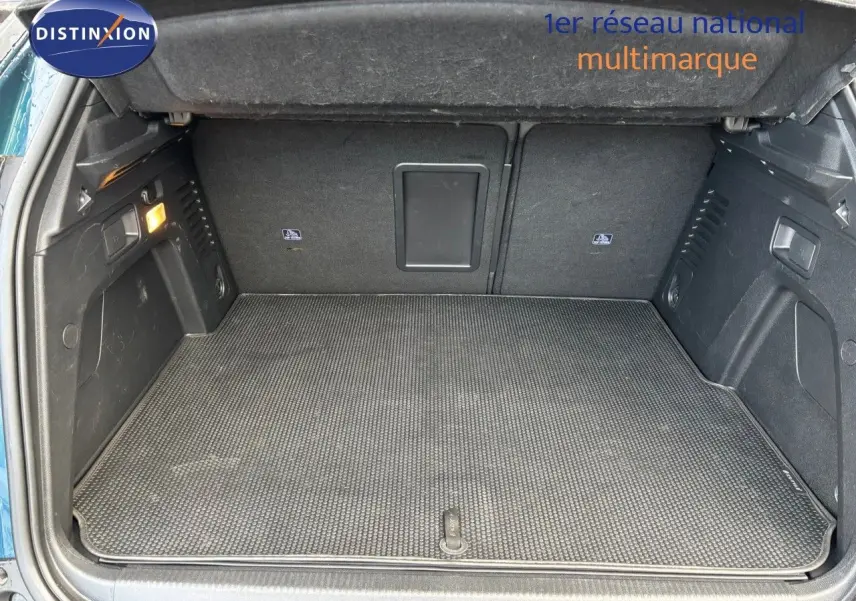 Coffre ouvert du Peugeot 3008 bleu Célèbes Métal, vue intérieure montrant un espace de chargement propre et spacieux.