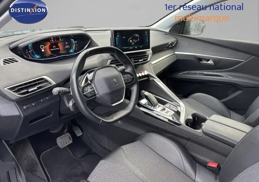 Intérieur du Peugeot 3008 hybride 2022, vue côté conducteur, tableau de bord numérique et volant compact noir.