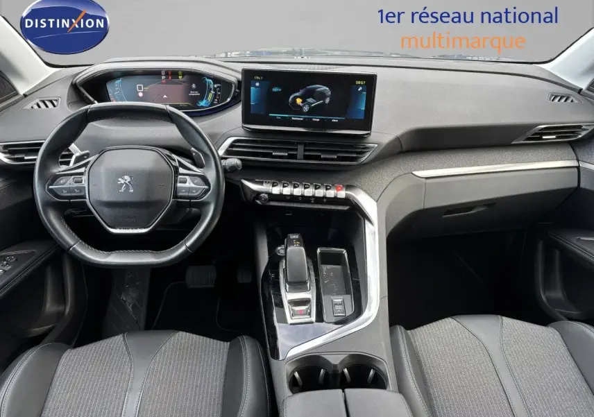Vue intérieure du poste de conduite du Peugeot 3008 hybride rechargeable 2022, avec tableau de bord numérique et écran central tactile.