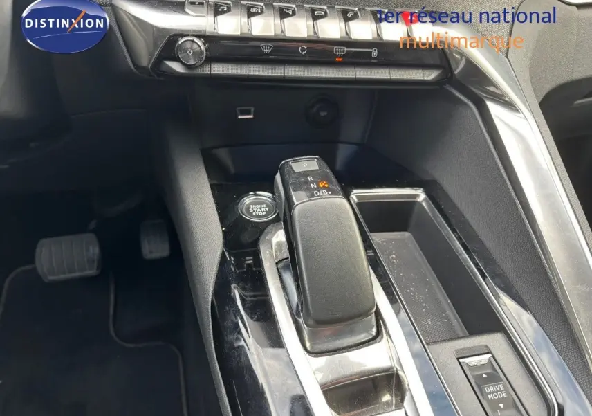 Vue rapprochée de la console centrale noire du Peugeot 3008 hybride 2022, avec levier de vitesse automatique et boutons de commande.