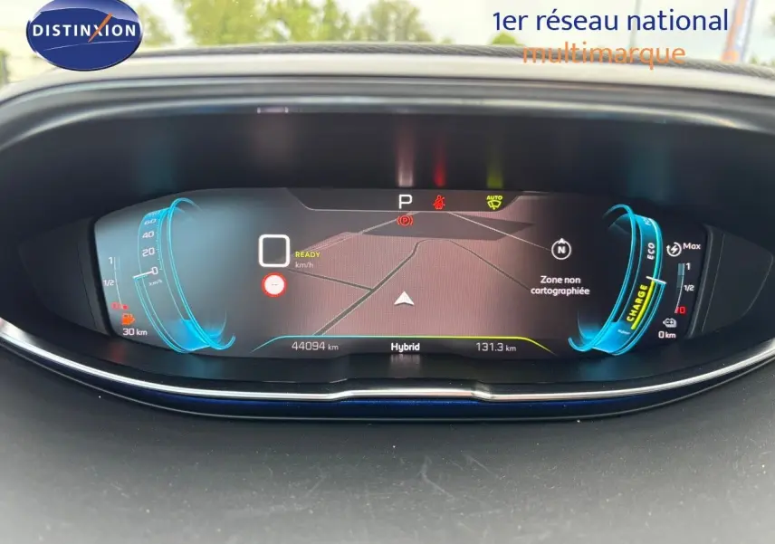 Tableau de bord numérique du Peugeot 3008 hybride rechargeable 2022, affichant la navigation et les indicateurs d'énergie.