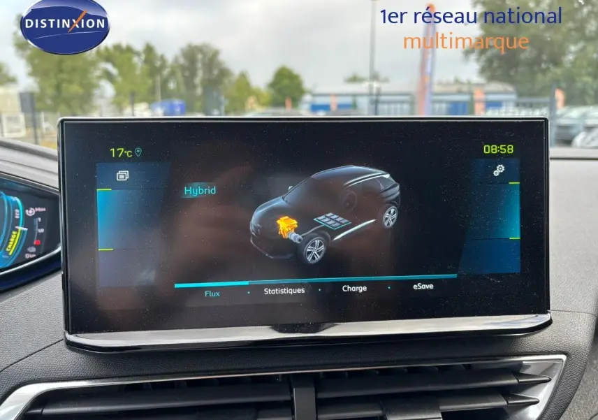 Écran central du tableau de bord du Peugeot 3008 hybride bleu, affichant l'état de charge et les flux d'énergie.