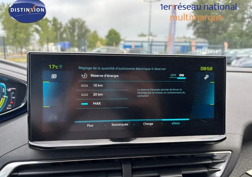 Écran tactile du tableau de bord du Peugeot 3008 hybride bleu, affichant les réglages de réserve d'énergie électrique.