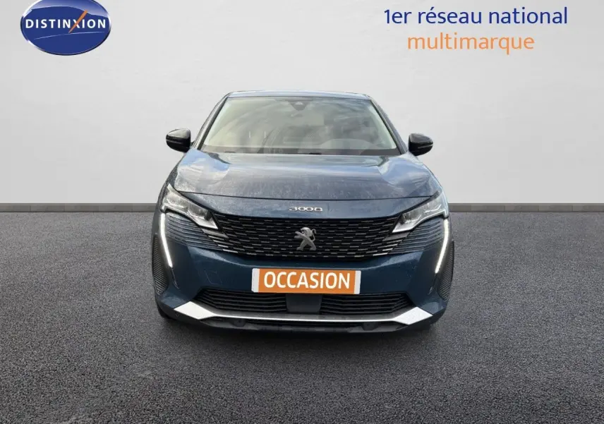 Vue frontale du Peugeot 3008 hybride rechargeable bleu Célèbes Métal avec calandre noire et feux LED allumés.