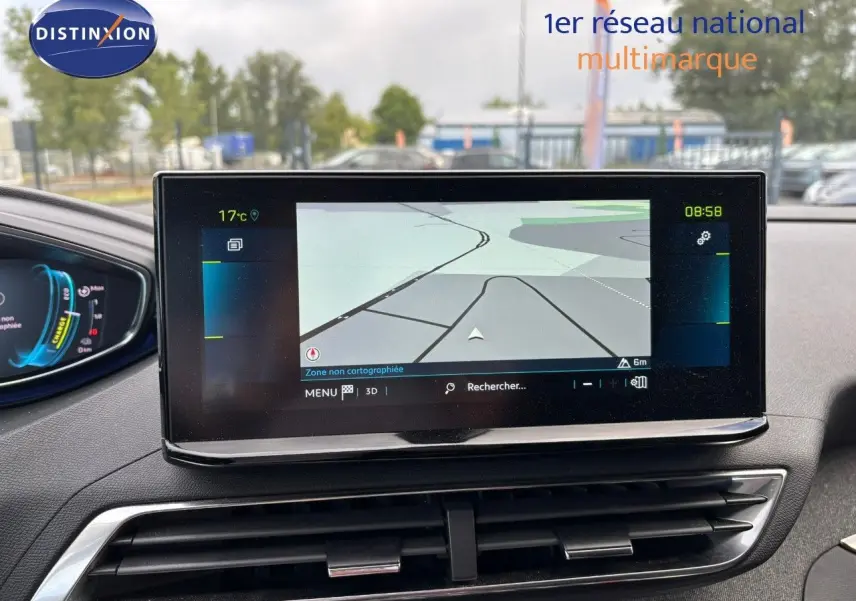 Écran tactile central du tableau de bord du Peugeot 3008 1.6 Hybrid 225ch, affichant la navigation GPS.